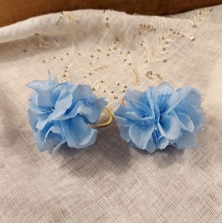Pendientes de aro con flor azul