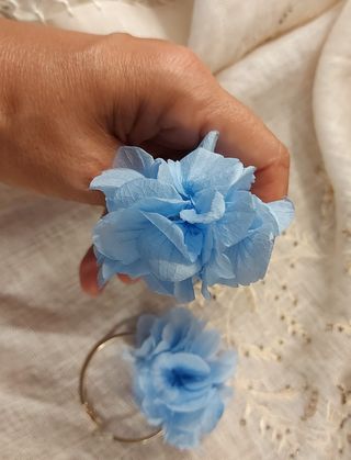 Pendientes de aro con flor azul