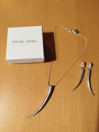 Collar y pendientes plateados