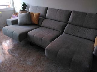 Sofà cuatro plazas extensible prácticamente nuevo
