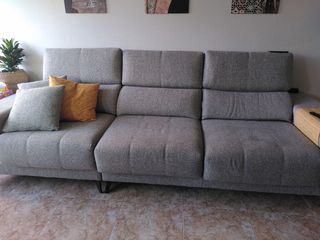 Sofà cuatro plazas extensible prácticamente nuevo