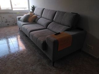 Sofà cuatro plazas extensible prácticamente nuevo