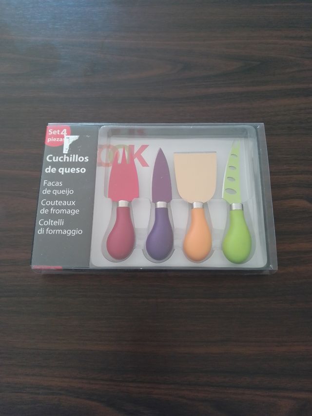 Cuchillos de queso. Set de 4. Sin abrir