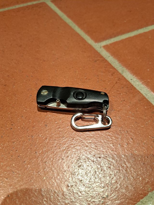 Coltello Taiwan con laser