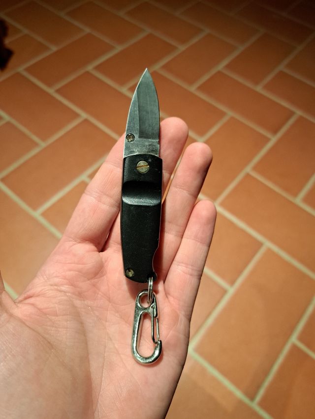 Coltello Taiwan con laser