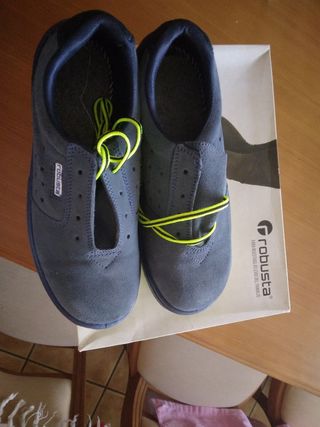 Zapatilla trabajo 43 Robusta nueva