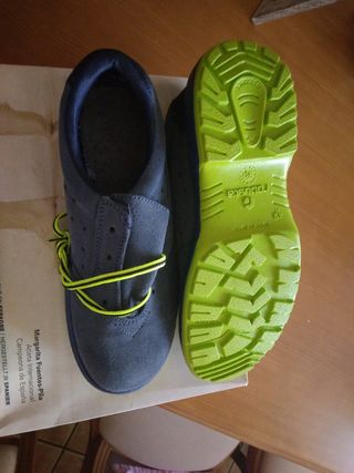Zapatilla trabajo 43 Robusta nueva