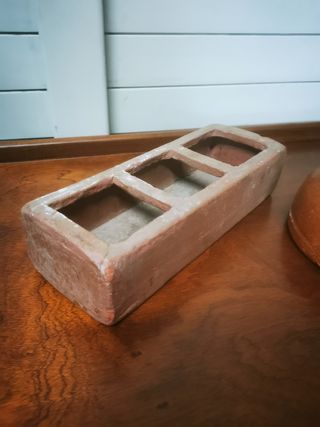 Comederos antiguos. maceta. Conejos. Gallinas.