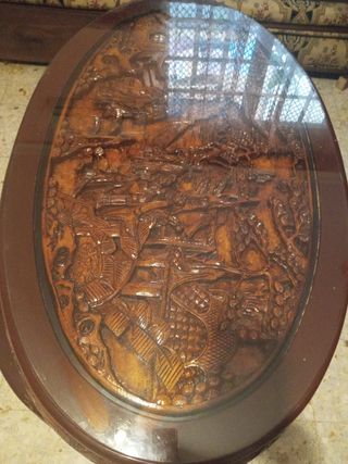 Mesa tallada de madera con seis tabu