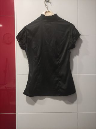 Camisa negra de manga corta