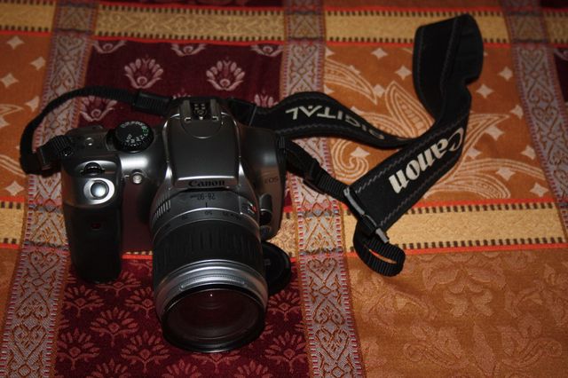 Reflex digitale Canon EOS 300D con obiettivo Canon