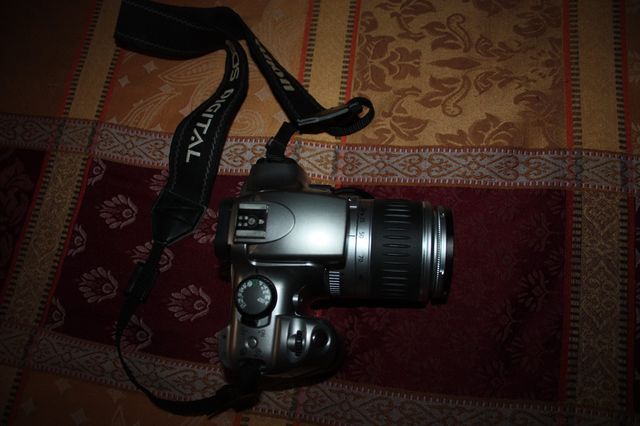 Reflex digitale Canon EOS 300D con obiettivo Canon