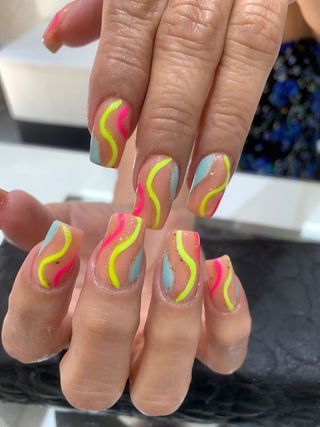 Manicura,  pedicura,  acrílicas, etc.