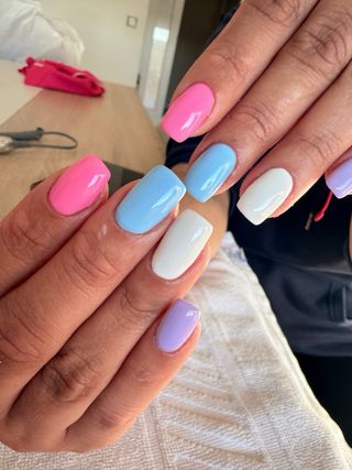 Manicura,  pedicura,  acrílicas, etc.