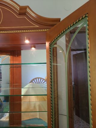 Vitrina de gran tamaño en madera