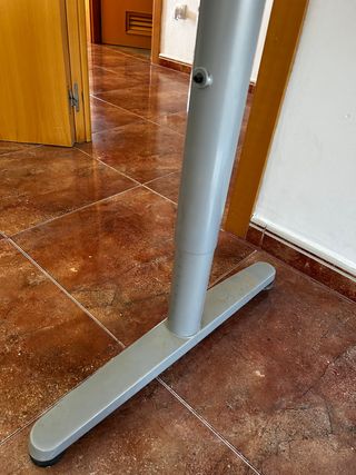 Mesa escritorio elevable.