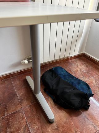 Mesa escritorio elevable.