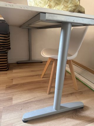 Mesa escritorio elevable.