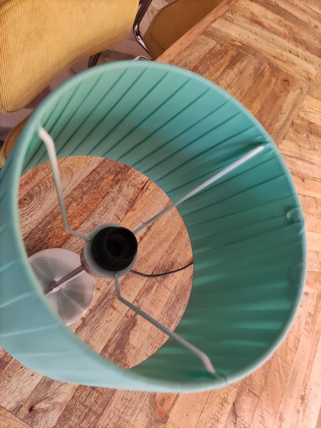 Lámpara con tulipa de tela A Loja do Gato Preto 