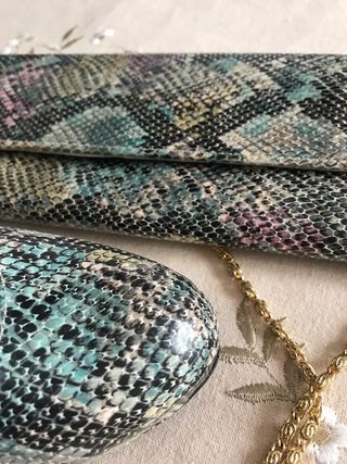 zapatos salón con tacón y bolso a juego