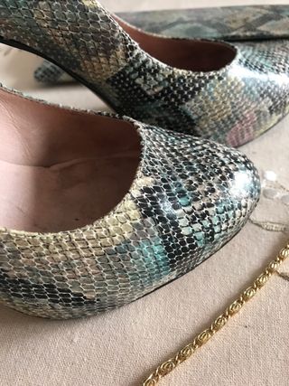 zapatos salón con tacón y bolso a juego