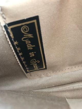 zapatos salón con tacón y bolso a juego