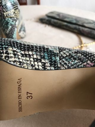 zapatos salón con tacón y bolso a juego