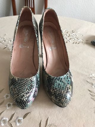 zapatos salón con tacón y bolso a juego
