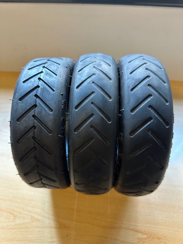3 Ruedas de 8"Originales para Patinetes XIAOMI.