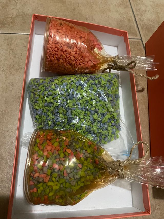 mix sassolini colorati e candele per decorazioni