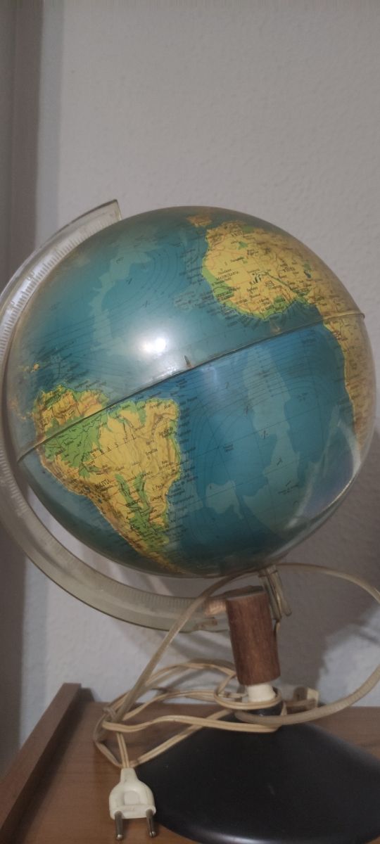 Lámpara de mesa con forma de 🌍