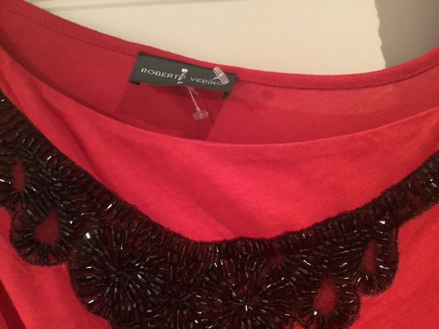 Vestido rojo con pedrería negra de RV