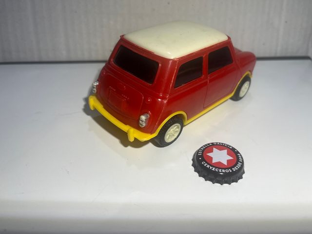 Elegante Coche MINI a escala blanco y rojo