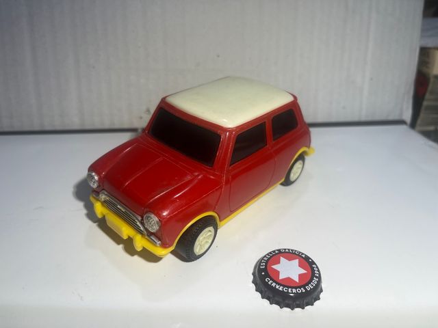 Elegante Coche MINI a escala blanco y rojo