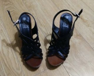 Bonitas sandalias de tacón negras