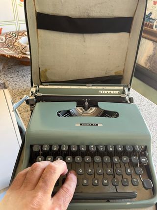 Máquina de escribir Olivetti Pluma 22