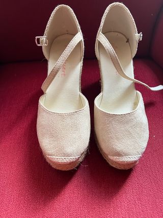Alpargatas cuña beige. Número 38