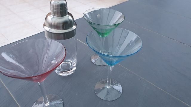 Coctelera y copas