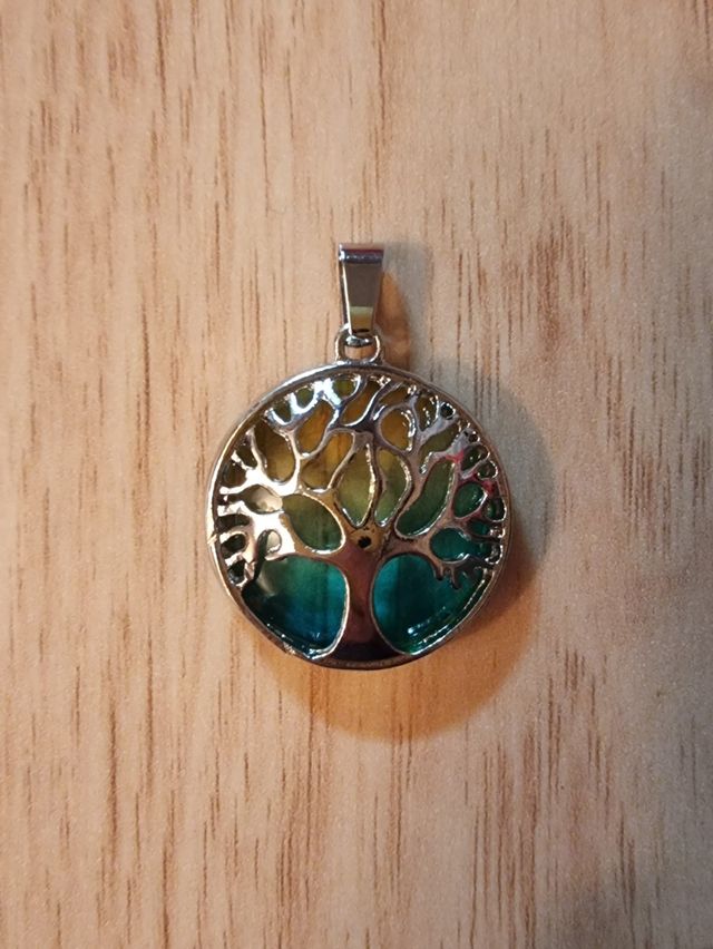 Colgante cristal verde,forma ópalo,con árbol vida.