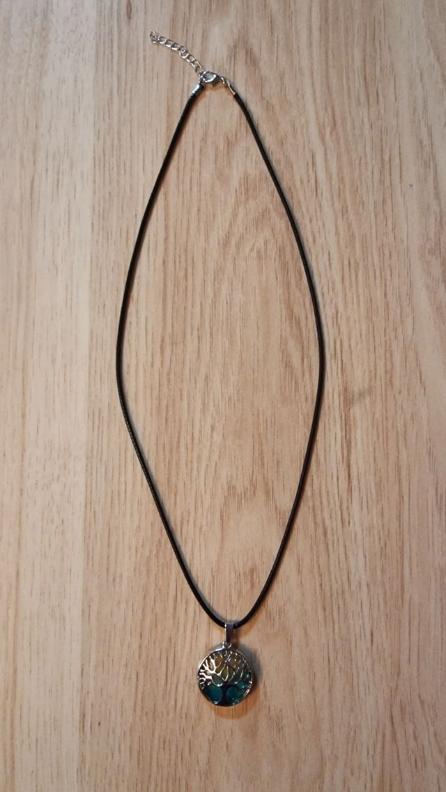 Colgante cristal verde,forma ópalo,con árbol vida.