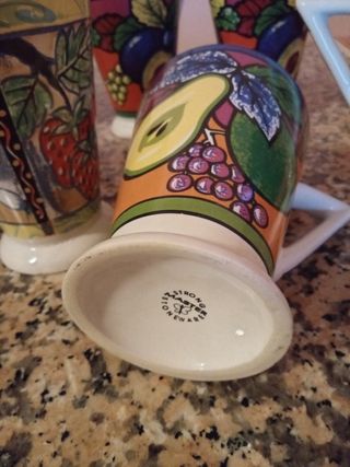 Tazze colorate frutta e fiori 