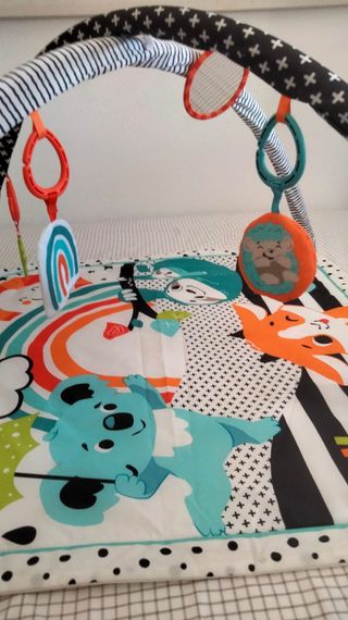 Gimnasio bebé con juguetes