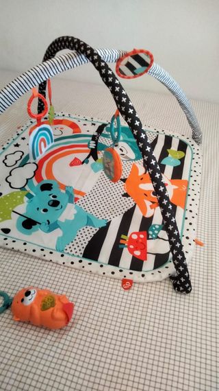 Gimnasio bebé con juguetes