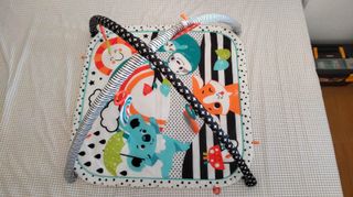 Gimnasio bebé con juguetes