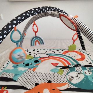 Gimnasio bebé con juguetes