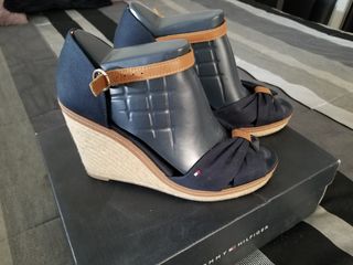 Sandalia.Tommy Hilfiger en su caja originales