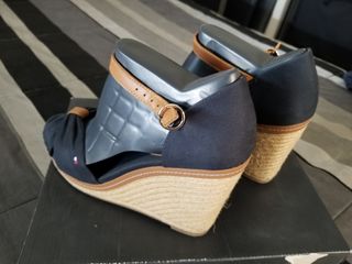 Sandalia.Tommy Hilfiger en su caja originales