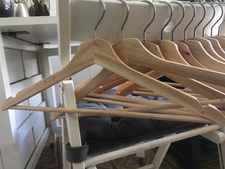 conjunto de perchas de madera