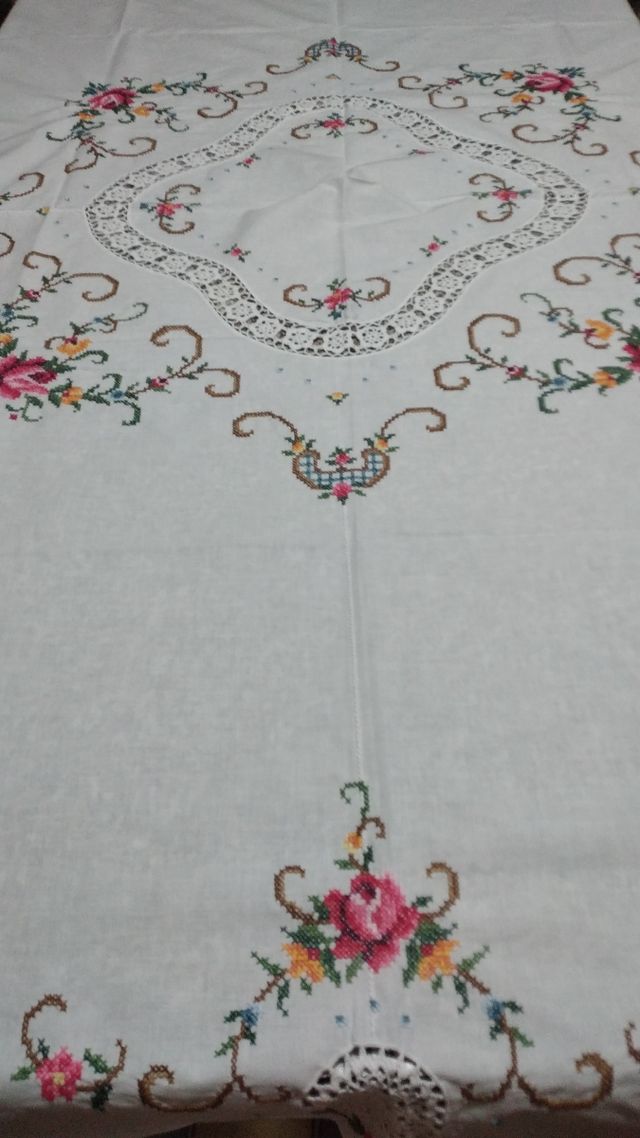 Tovaglia rotonda vintage, fatta a mano