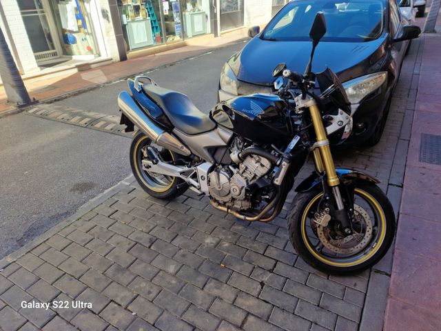 Honda Hornet CB600F.
Etiqueta B.